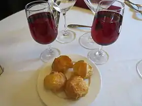 Kir et gougères (cuisine bourguignonne)