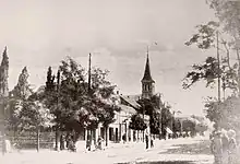 L'avenue Mikheil (aujourd'hui avenue David-Aghmachénélébi), en 1900, dans la colonie allemande Neu Tfilis, avec en arrière-plan l'église luthérienne allemande Pierre-et-Paul (détruite en 1940).