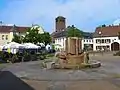 Place du village avec fontaine et église St. Joseph et St. Wendelin