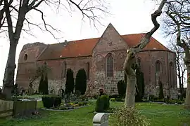 Ornement favori des oculi aveugles (Rundblenden), ici dans celui de droite ; église de Reepsholt (en) (Allemagne).