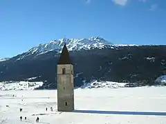 Clocher de l'église d'Alt-Graun dans le lac de Resia.