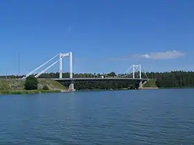 Le pont de Kirjalansalmi vu de l'île Kirjalansaari.