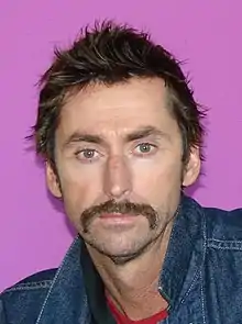 Description de l'image Kirk fox purple background.jpg.