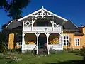 Maison en style chalet dont l'avant-corps comporte une flèche décorative de pignon, Larvik.