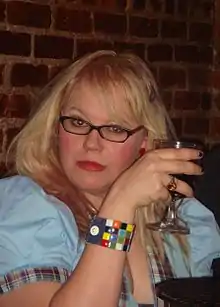 Kirsten Vangsness interprète Penelope Garcia.