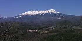Vue du mont Ontake enneigé vu depuis le col Kuzo au nord-est.