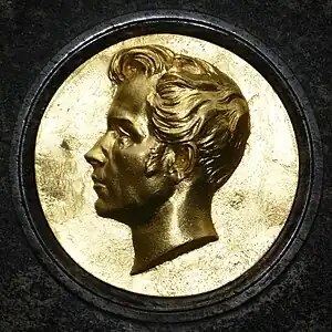Profil en médaillon de Karl Friedrich Schinkel sur sa stèle funéraire, sculpté par August Kiss.