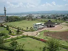 Le stade Jomo Kenyatta et la tour des télécommunications.