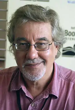 photographie en couleur en gros plan du visage de Denis Kitchen, un homme avec barbe et lunettes