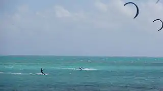 Kitesurfeurs sur le lagon