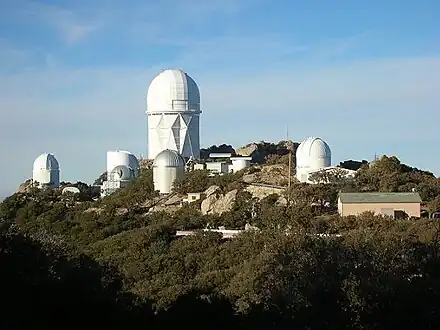 L'observatoire Kitt Peak vu du côté du télescope Mayall