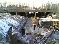 Pose d'une conduite de chauffage urbain sous le pont et la valtatie 4 en 2009.