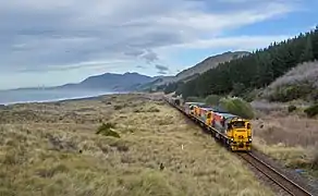 Un train de marchandise KiwiRail, allant vers Picton (Nouvelle-Zélande) par voie côtière sur l'Île du Sud. Aout 2015.