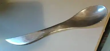 Cuillère à kiwi, composée d'une cuillère et d'un couteau.