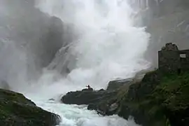 La cascade Kjosfossen, sur le parcours de la Flåmsbana.