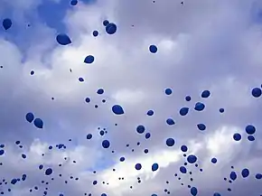 Photographie du lâcher de ballons bleus de 2007, appelé  « sculpture aérostatique «