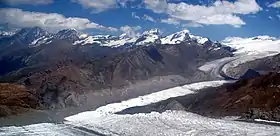 Le GornergratLe Gornergrat est au centre à mi-hauteur ; il s'agit d’un sommet non enneigé. vu depuis le Petit Cervin, avec le glacier du GornerLe glacier du Gorner, en contrebas au centre, coule de droite à gauche en provenance du mont Rose. et, au fondEn arrière-plan du Gornergrat. de gauche à droite, le massif des Mischabels, l’Alphubel, l’Allalinhorn, le RimpfischhornLe Rimpfischhorn surplombe le Gornergrat. et le Strahlhorn.