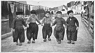 Enfants en costume local, 1906