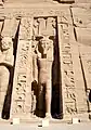 Ramsès II portant le Tjèni (facade du petit temple d'Abou Simbel)