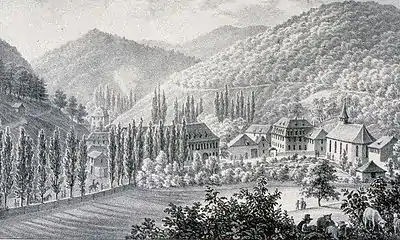 Gravure représentant un ensemble de bâtiments avec des rangées d'arbres et un jardin, au milieu d'imposantes collines.