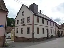Ancienne école de Klingenthal transformée aujourd’hui en musée de la manufacture. Elle avait elle-même remplacé en 1872 une forge de la manufacture datant de 1740.