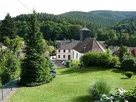 Vue sur l'église protestante et le centre de Klingenthal,, hameau de Bœrsch.