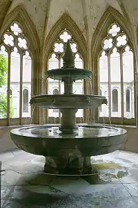 Lavabo constitué de vasques superposées (abbaye de Maulbronn).