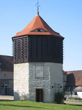 Le pigeonnier de l'abbaye de Posa.