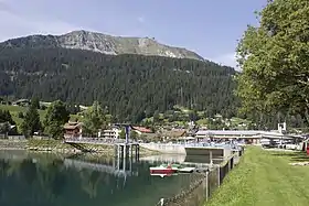 Vue du Gotschnagrat à partir du réservoir de la rivière Landquart.