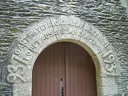 Chapelle de Koat-Keo : inscription en breton au-dessus de la porte Sud.