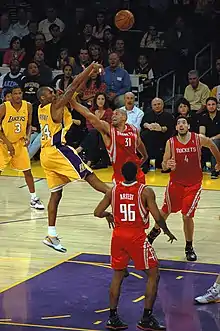Luis Scola (4), face aux Lakers de Los Angeles de Kobe Bryant