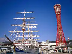 La réplique du Nippon Maru devant la Kobe Port Tower.