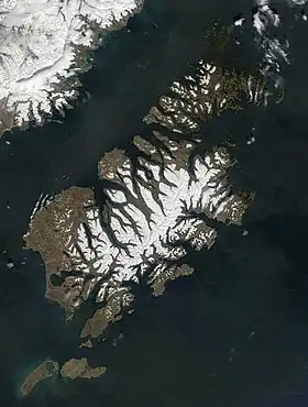 Vue satellite de l'île Kodiak, en bas les îles de Tugidak et de Sitkinak (à droite).