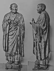 Statue en bois sculpté du XIIIe siècle, représentant Vasubandhu (IVe ou Ve siècle), moine bouddhiste originaire de l'ancien Gandhara. H: 1,86 m.