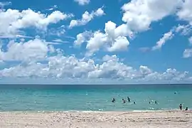 Plage et ciel bleu