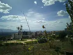 Photo prise au niveau du campus, on distingue au premier plan la statue du pôle, à droite de l'image l'édifice de l'ESC, en face celui de l'ESGEN et l'EHEC, au milieu plus loin ceux des cités universitaires pour filles.