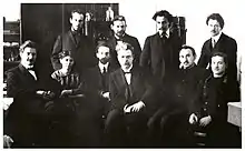 Nikolaï Koltsov au centre avec ses étudiants en 1913. À l'extrême gauche se trouve Alexandre Serebrovskii, à l'extrême gauche Mikhaïl Zavadovskii.