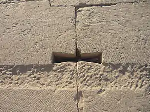 Réservation d'un crampon, mur d'enceinte ouest, temple de Kôm Ombo (Égypte).