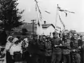 Soldats allemands et slovaques joyeux posant avec des civils ukrainiens à Komańcza, en Pologne, en 1939