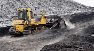 Bulldozer Komatsu répartissant le charbon dans la station de cogénération de Ljubljana. Janvier 2017.