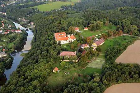 Le château de Komorní Hrádek et la Sázava.