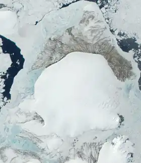L'île de Komsomolets avec le glacier de l'Académie des sciences couvrant les deux tiers de l'île (Terra-MODIS).