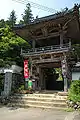 La cloche est parfois installée dans le rōmon (tour porte).