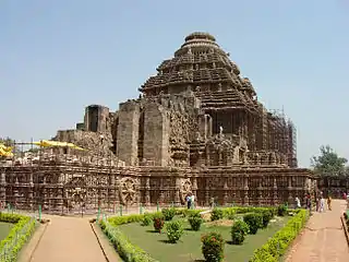 Konarak, temple de Surya. Milieu du XIIIe siècle. Orissa. En grès rose pâle.