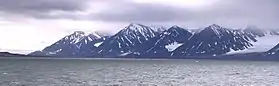 Vue de la côte sud du Kongsfjorden avec les montagnes Nielsenfjellet, Grönlietoppen et Haavimbfjellet.