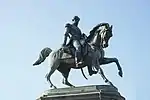  Statue du roi dont le cheval a la tête relevée et une jambe levée