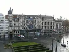 Vue sur la place Reine Astrid avec à droite l'entrée du zoo d'Anvers