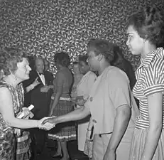 La reine Juliana et la princesse Beatrix après une représentation d'acteurs du Surinam en 1962
