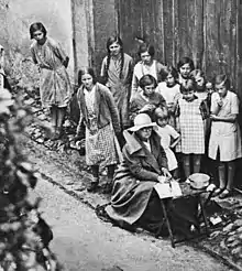 Wilhelmine, en présence de jeunes villageoises, peignant à Mittelbergheim (Bas-Rhin), en juillet 1936.