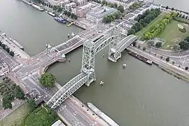 photo de deux ponts levants sur une rivière